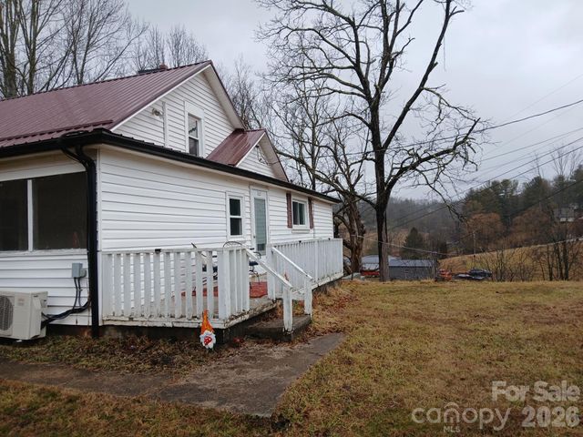 262 Blackberry Lane, Bakersville, NC 28705