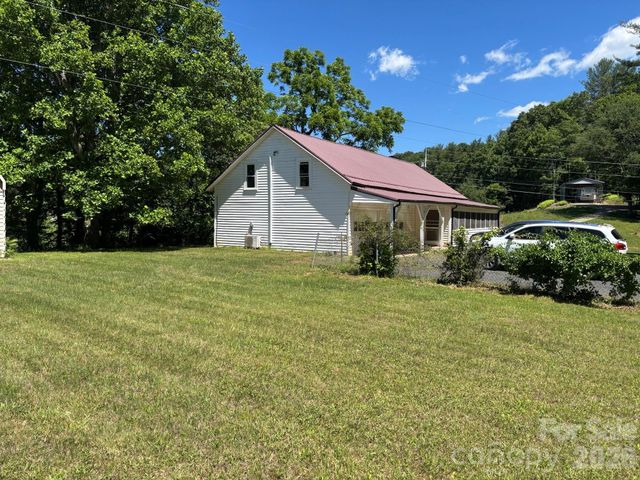 262 Blackberry Lane, Bakersville, NC 28705