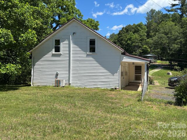 262 Blackberry Lane, Bakersville, NC 28705