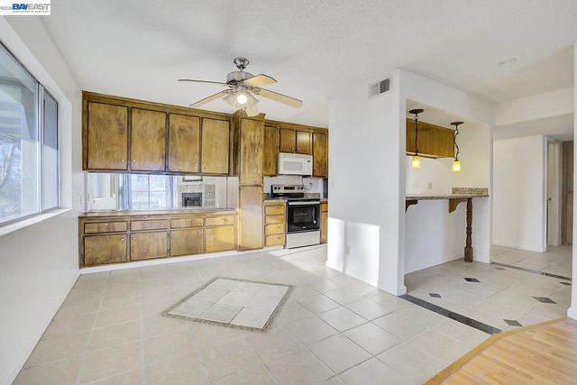 400 Davis 301, San Leandro, CA 94577