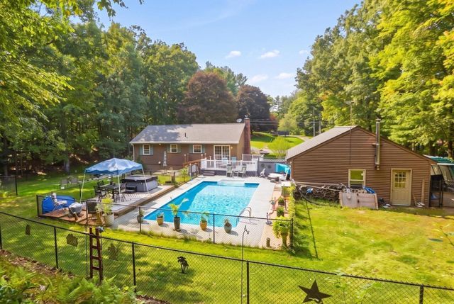17 Maple Street, Douglas, MA 01516
