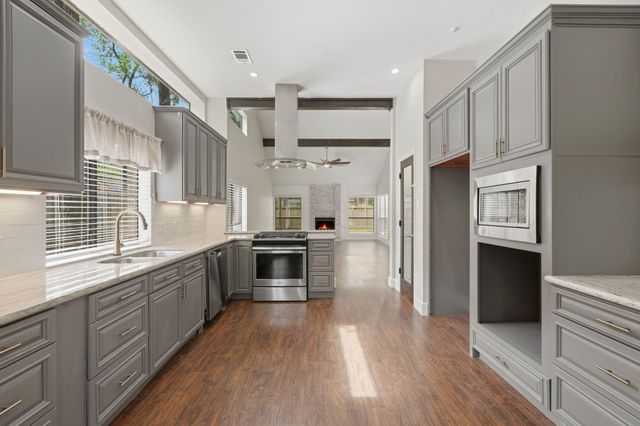 14 Dusky Meadow Place, The Woodlands, TX 77381