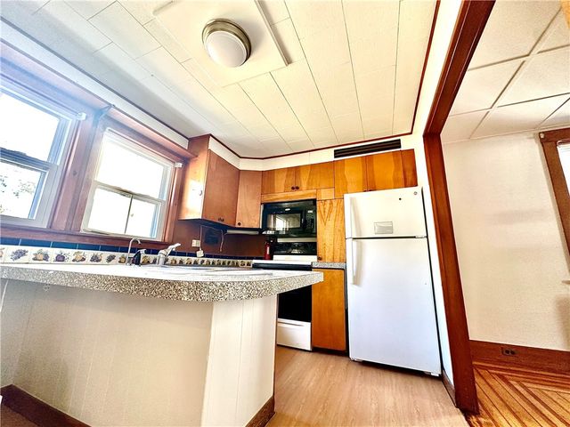 60 Dixon Street, Newport, RI 02840