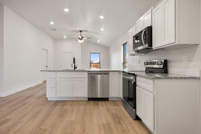 2411 Aberdeen Avenue, Wolfforth, TX 79382