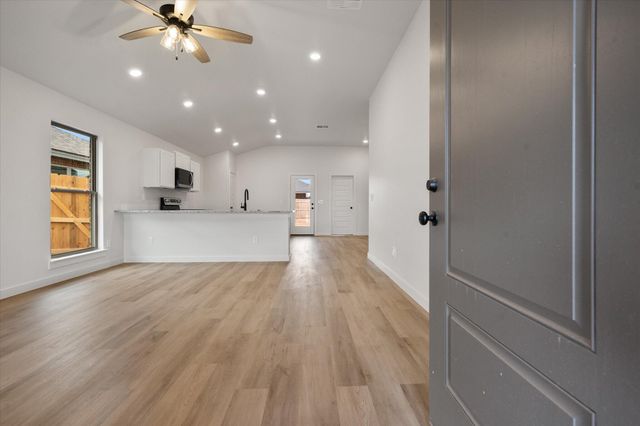 2411 Aberdeen Avenue, Wolfforth, TX 79382