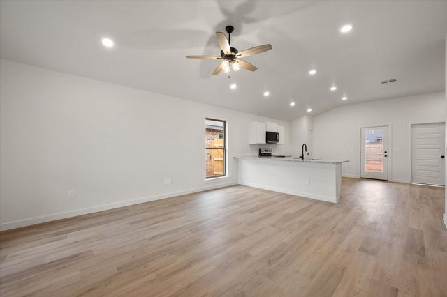 2411 Aberdeen Avenue, Wolfforth, TX 79382