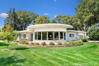 827 E Savidge Street, Spring Lake, MI 49456