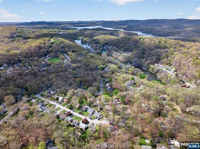 22 Wildwood Terrace, Ringwood, NJ 07456