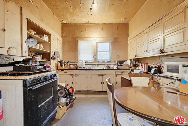 1247 W 49th Street, Los Angeles, CA 90037