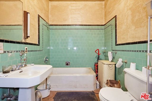1247 W 49th Street, Los Angeles, CA 90037