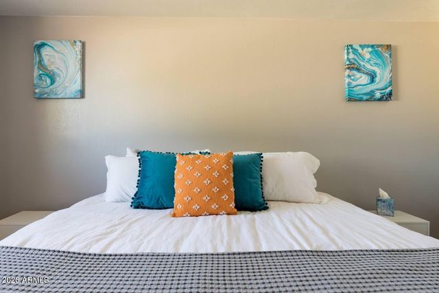 6320 W MITCHELL Drive, Phoenix, AZ 85033