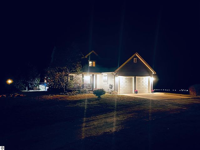 6536 Indian Hill Road, Honor, MI 49640