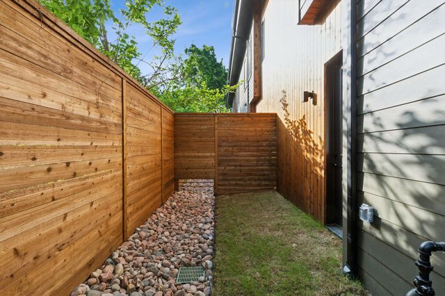 2142 Lovedale Avenue 104, Dallas, TX 75235