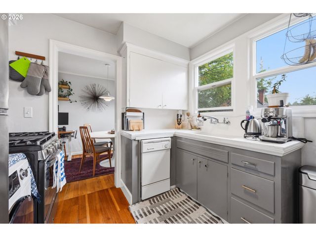 1631 Se WASHINGTON St, Portland, OR 97214