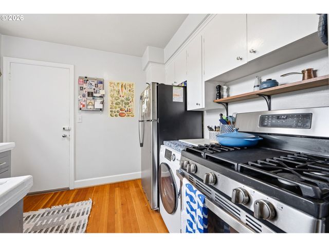 1631 Se WASHINGTON St, Portland, OR 97214