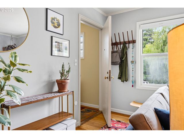 1631 Se WASHINGTON St, Portland, OR 97214