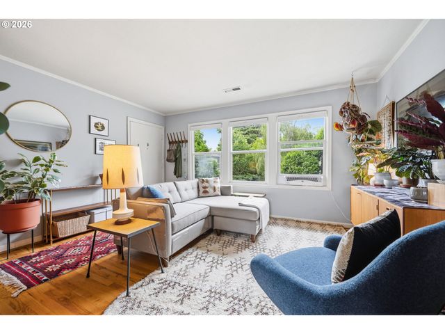 1631 Se WASHINGTON St, Portland, OR 97214