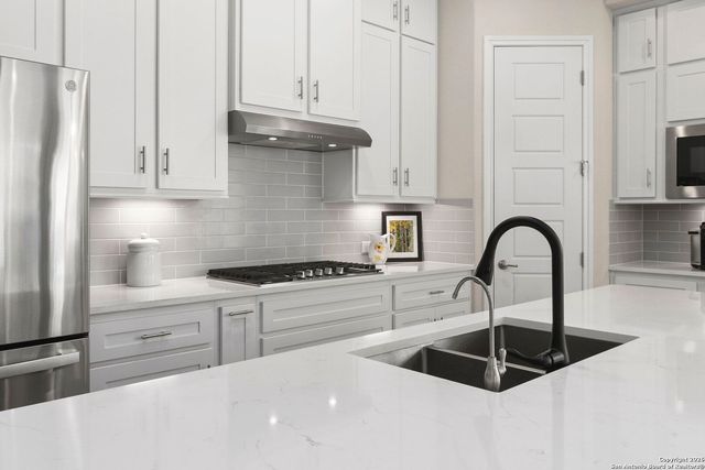 705 Treetop Pass, New Braunfels, TX 78130