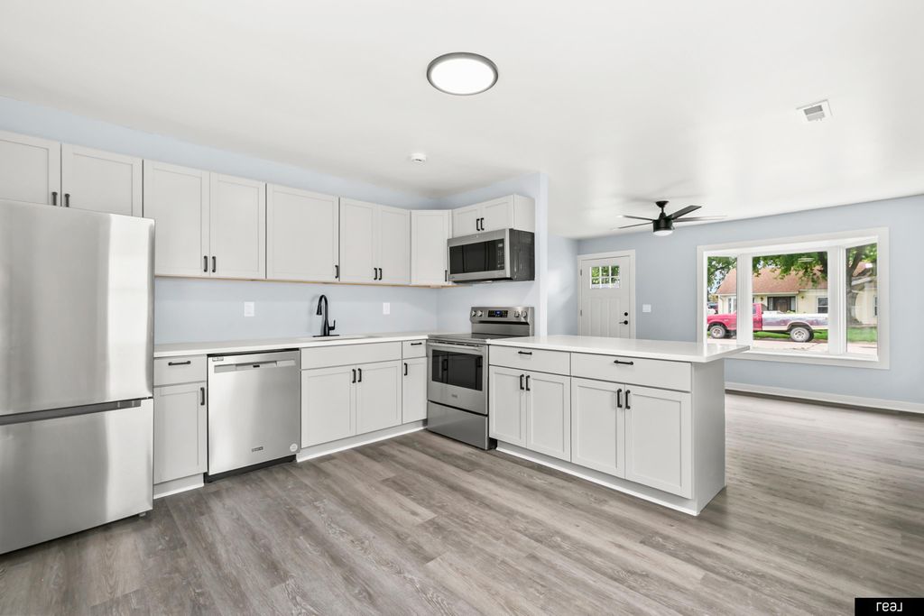1318 Lindwood Drive, Carter Lake, IA 51510