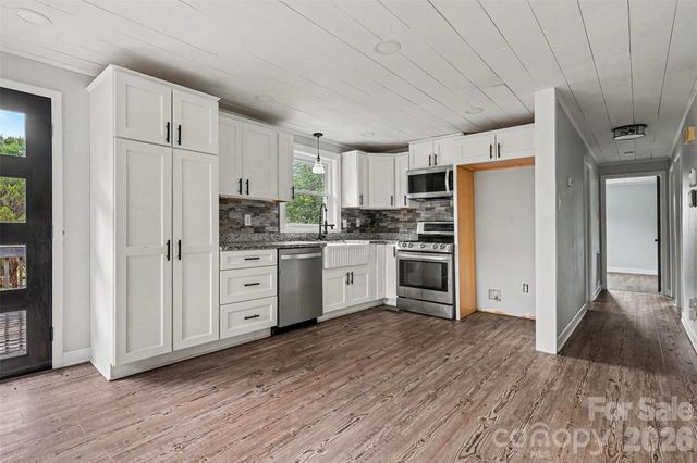 2310 24th Avenue NE, Hickory, NC 28601