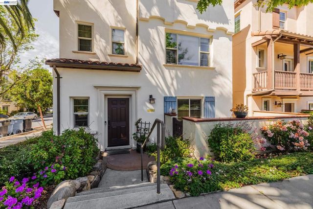 908 Smith Ln, Milpitas, CA 95035