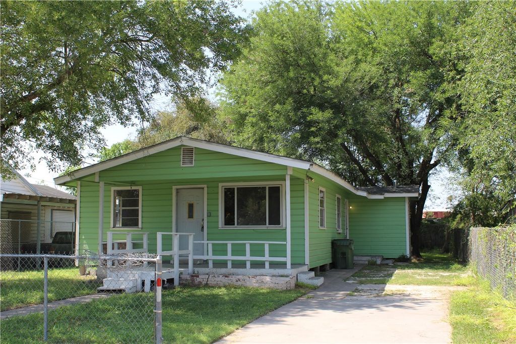 651 Trevino St, Alice, TX 78332