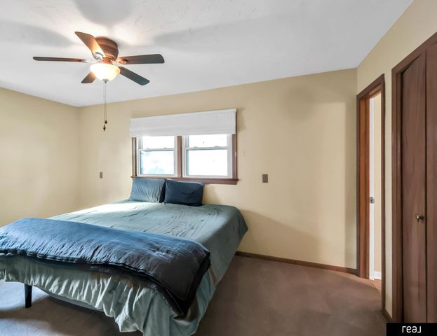 3715 S 49th Street, Omaha, NE 68106