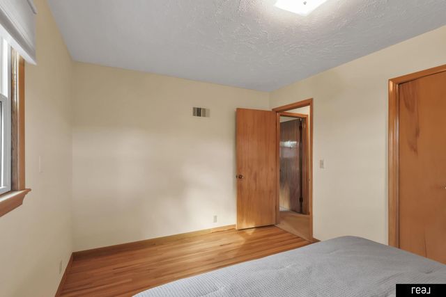 3715 S 49th Street, Omaha, NE 68106