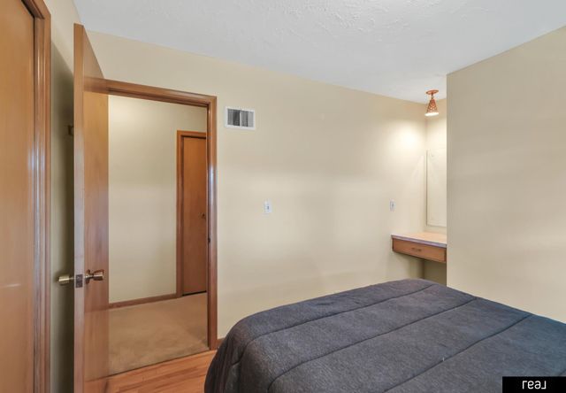 3715 S 49th Street, Omaha, NE 68106