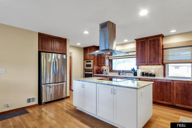 3715 S 49th Street, Omaha, NE 68106