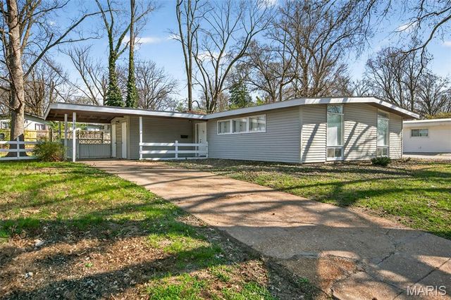 905 Saint Anthony Lane, Florissant, MO 63033