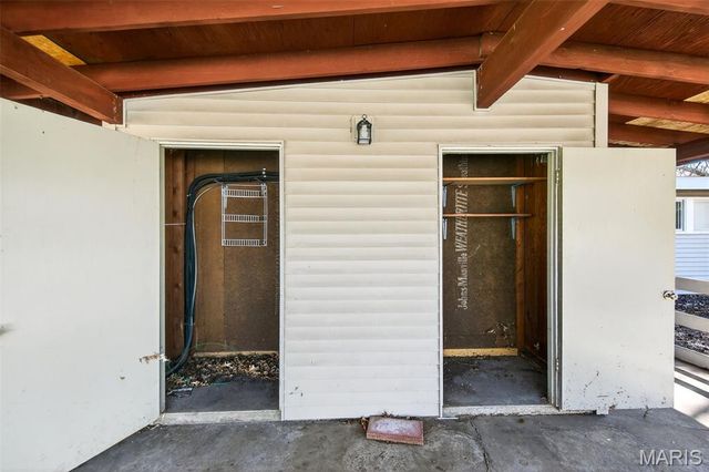 905 Saint Anthony Lane, Florissant, MO 63033