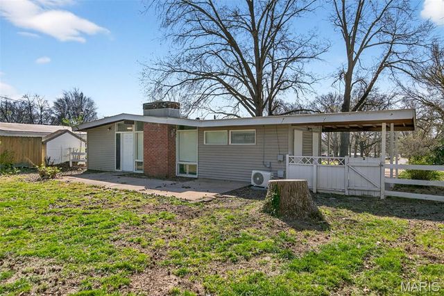 905 Saint Anthony Lane, Florissant, MO 63033