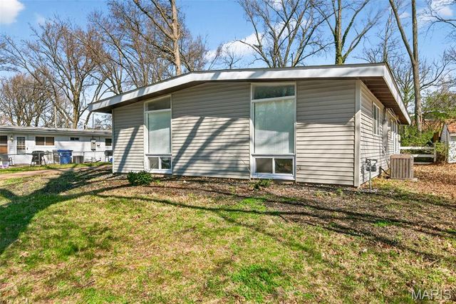 905 Saint Anthony Lane, Florissant, MO 63033