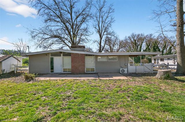 905 Saint Anthony Lane, Florissant, MO 63033