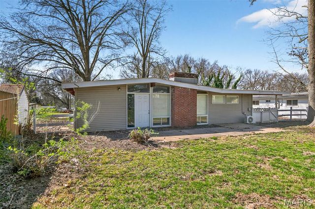 905 Saint Anthony Lane, Florissant, MO 63033