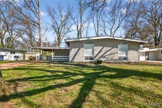 905 Saint Anthony Lane, Florissant, MO 63033