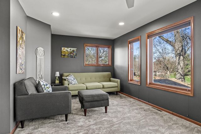 455 S Owasso Boulevard W, Roseville, MN 55113