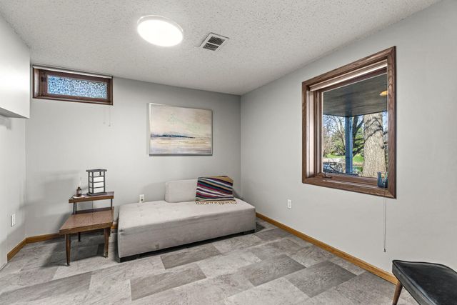 455 S Owasso Boulevard W, Roseville, MN 55113