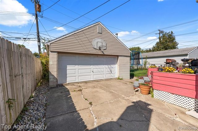 25673 Ford Street, Roseville, MI 48066