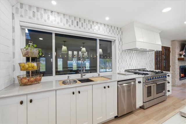 10270 Range Line COURT, Mequon, WI 53092