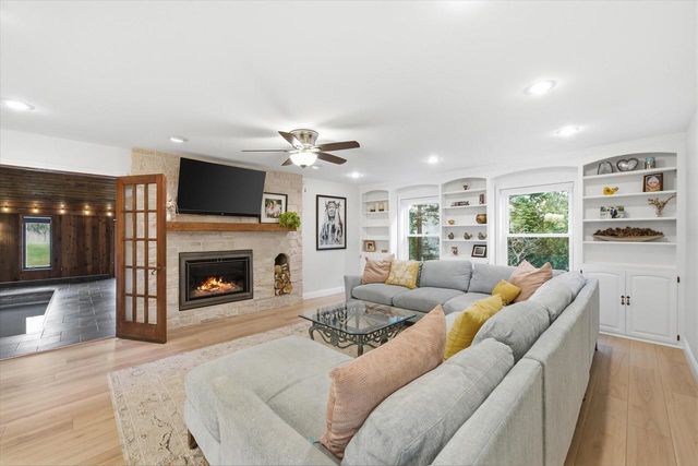 10270 Range Line COURT, Mequon, WI 53092