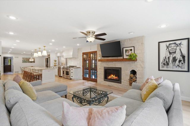 10270 Range Line COURT, Mequon, WI 53092