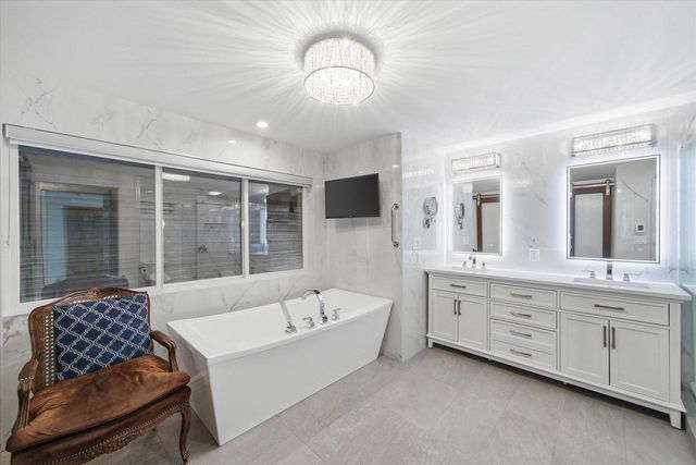 10270 Range Line COURT, Mequon, WI 53092