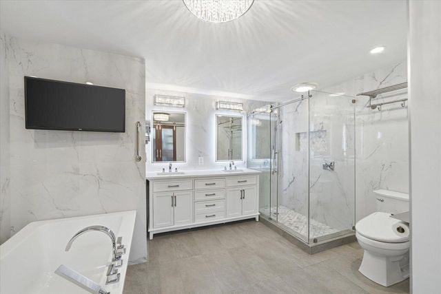 10270 Range Line COURT, Mequon, WI 53092