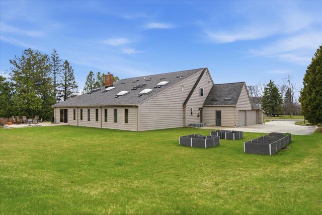 10270 Range Line COURT, Mequon, WI 53092