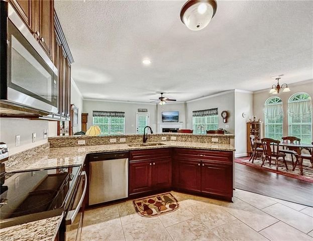 7521 Villa Ct, Gloucester Point, VA 23062