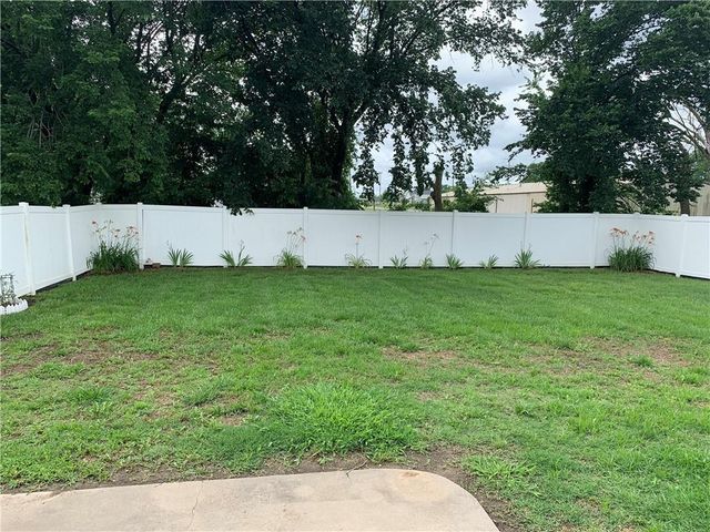 517 Brooklyn Court, Frontenac, KS 66763