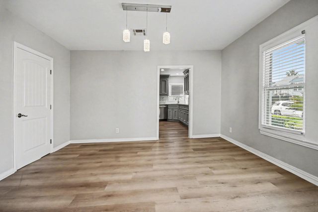 4805 Alamo Drive, Galveston, TX 77551