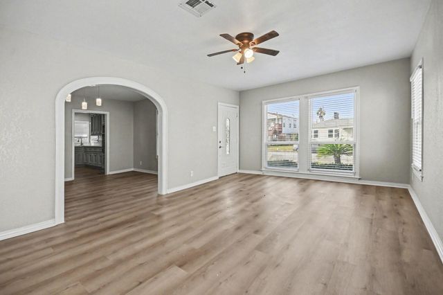 4805 Alamo Drive, Galveston, TX 77551